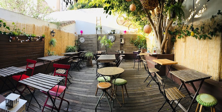 Les Nenes Bar · Cuina i Còctels